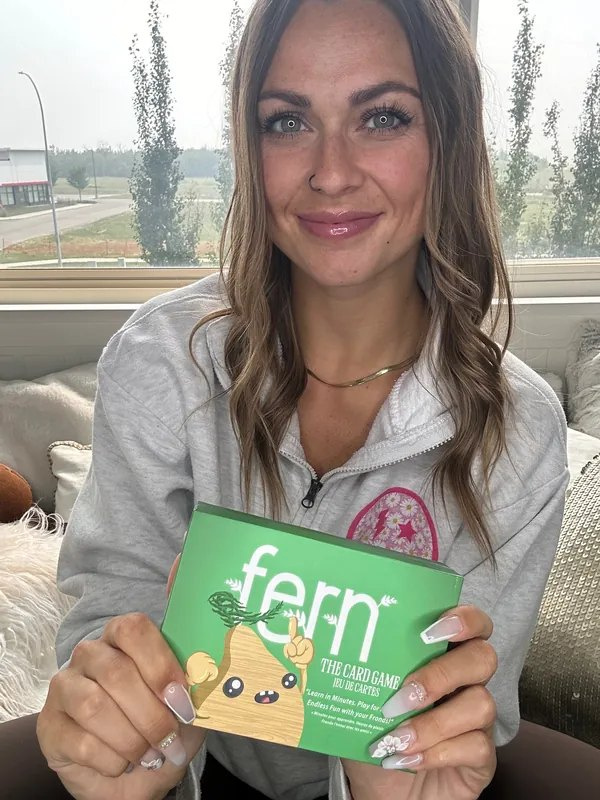 A Fern player holding the game