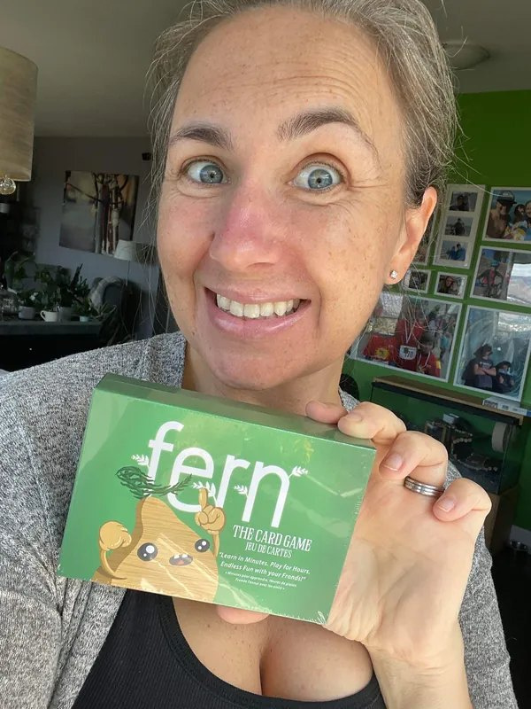 A Fern player holding the game